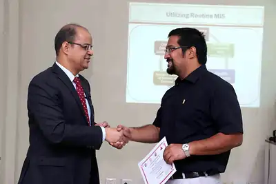 Guest faculty shaking hands with participant while handing certificate at 2nd NWHSS 2016, PGIMER Chandigarh
