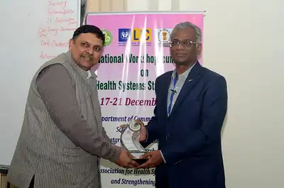 Organiser presenting a memento to a guest speaker, 4th NWHSS, PGIMER Dec 2018