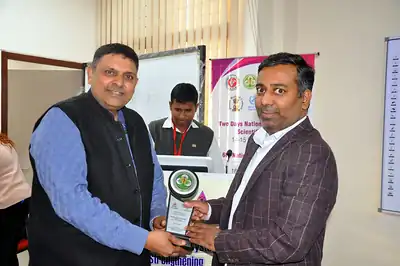 Guest presented a memento at scientific writing workshop