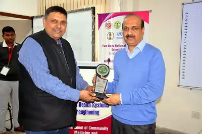 Memento presentation to guest speaker at scientific writing workshop